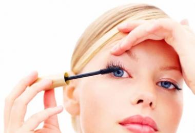 Как краситься, чтобы макияж держался долго Чем можн закрепить макияж глаз